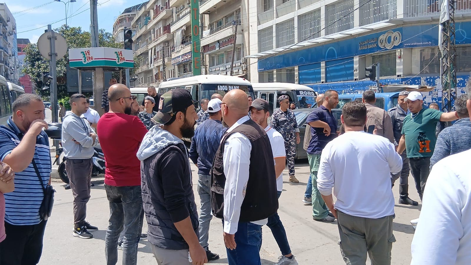 سائقو الحافلات يقطعون طريق ساحة التل في طرابلس احتجاجاً على فوضى النقل