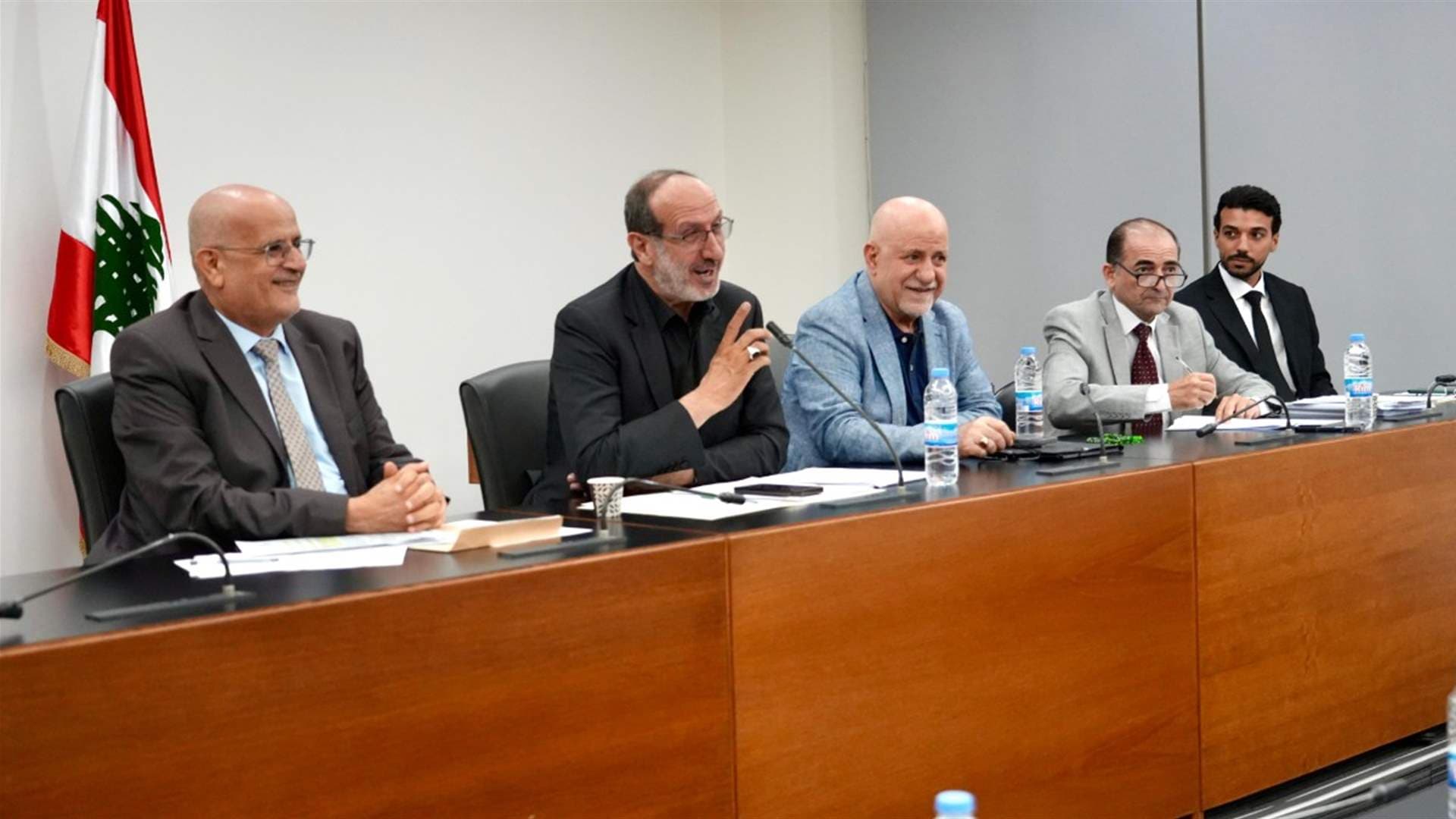     لجنة الإعلام والاتصالات تواصل التدقيق في ملف تلزيم شركتي الخلوي في لبنان 