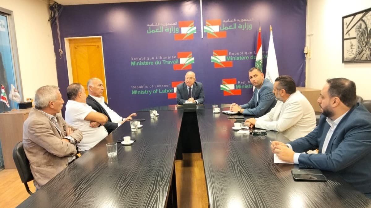 وزير العمل اللبناني  يتابع حقوق العمالة في المطاعم والبلديات