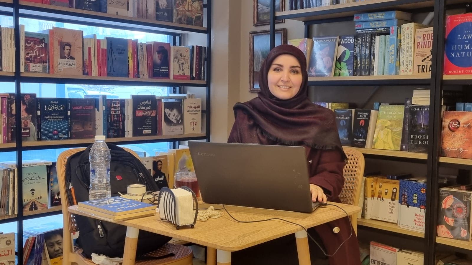 استثناء اسمه كتابخانة... "ستاربوكس" الضاحية يعيد للكتاب رائحته