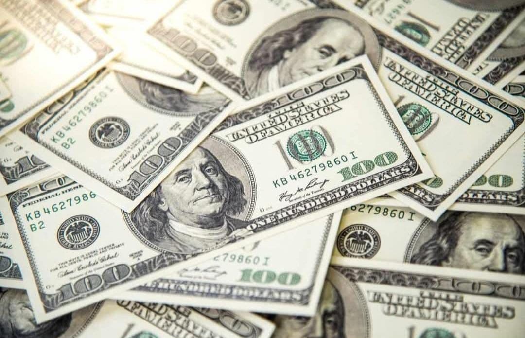 الدولار يرتفع وسط إشارات إلى تريّث الاحتياطي الاتحادي في خفض الفائدة