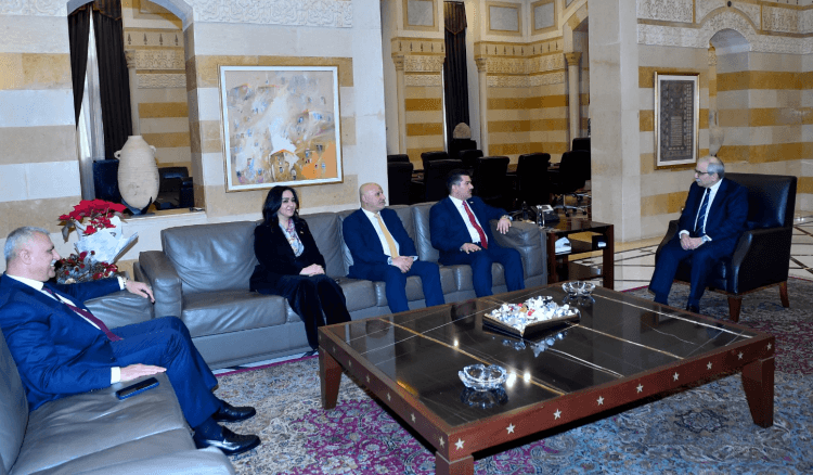 سلام يلتقي الموفد العراقي لمناقشة النفط والإعمار