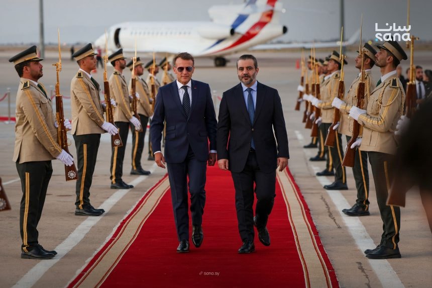 وزير الخارجية والمغتربين أسعد الشيباني مستقبلاً ماكرون في مطار دمشق، 6 تموز 2026 (سانا)