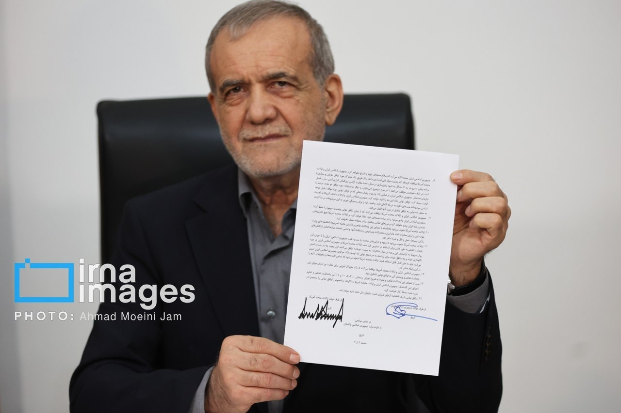 الرئيس الإيراني يعرض مذكرة التفاهم الموقع إلكترونياً مع الرئيس ترامب، 18 حزيران 2026 (إرنا)