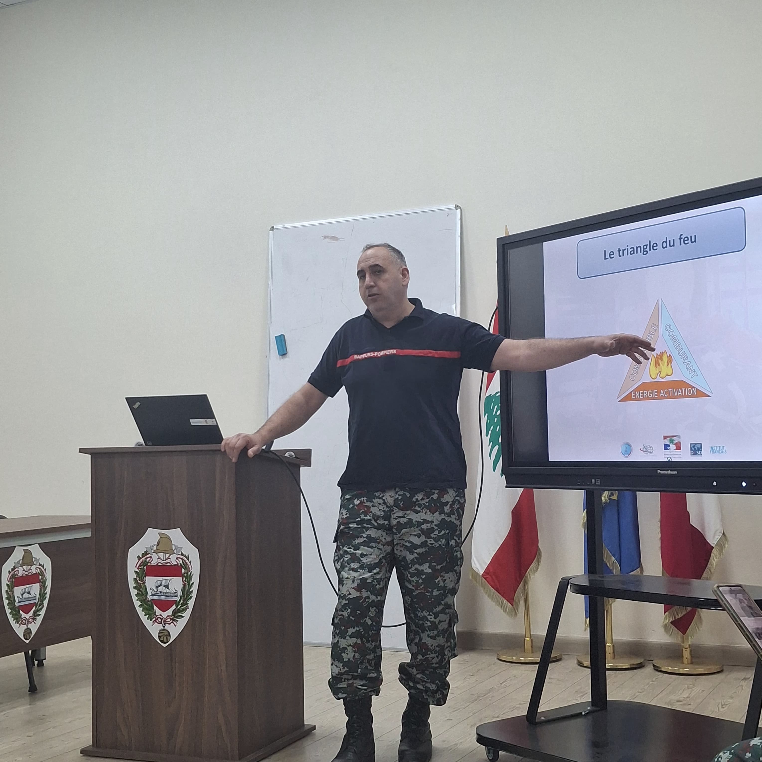 خلال شرح مثلث الإشتعال -فوج إطفاء بيروت (إقتصادي.كوم)