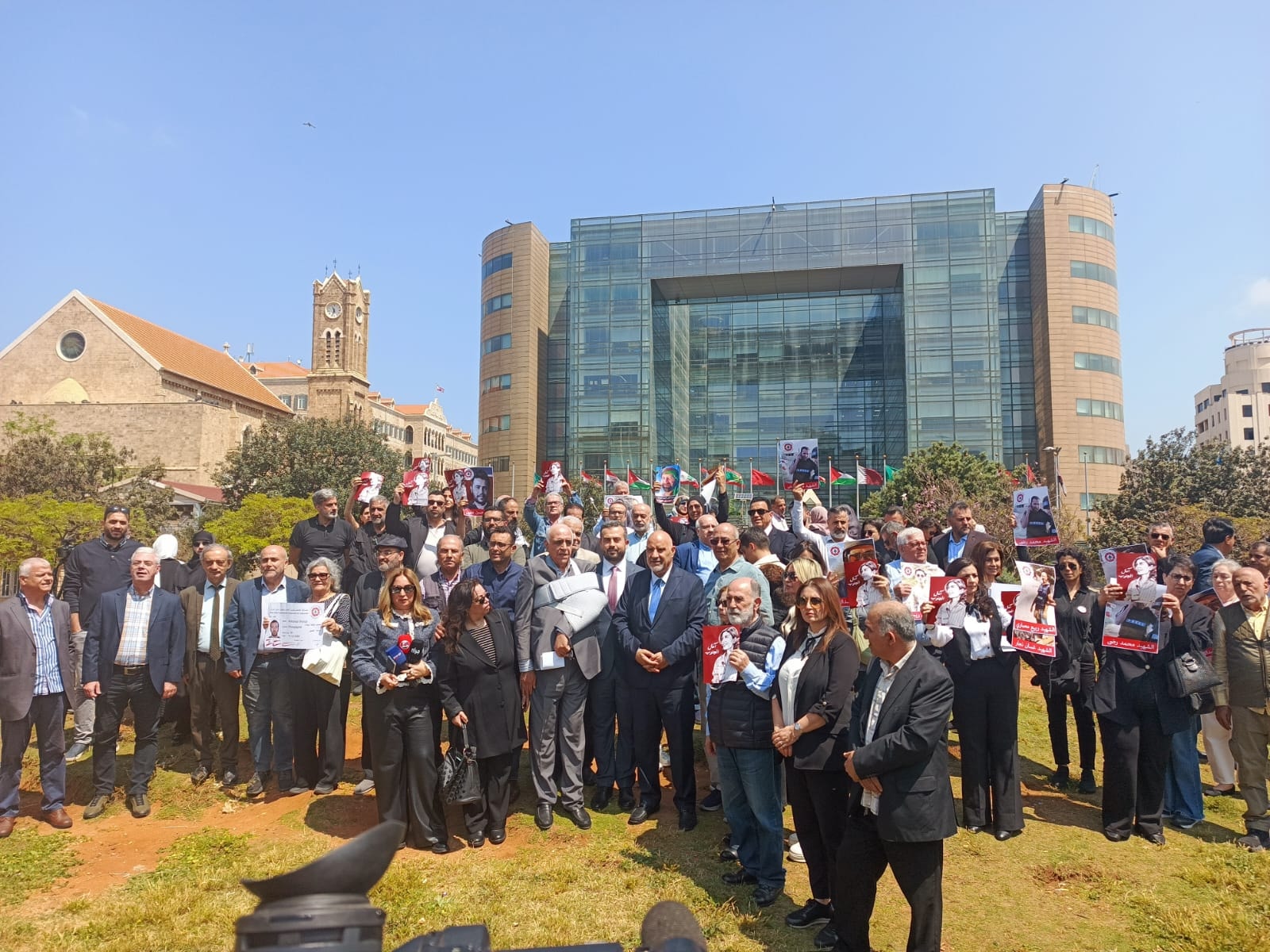 مشاركة الصحافيين والإعلاميين في الوقفة التضامنية المصدر: نقابة المحررين