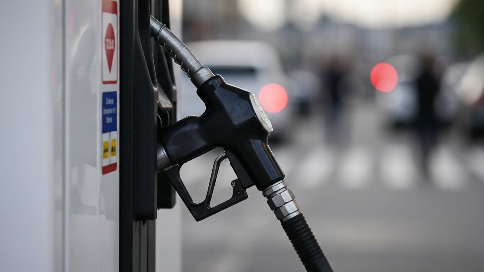 Geopolitical Tensions Fuel Dollar's Ascent Amid Soaring Oil and Rate Hike Speculation