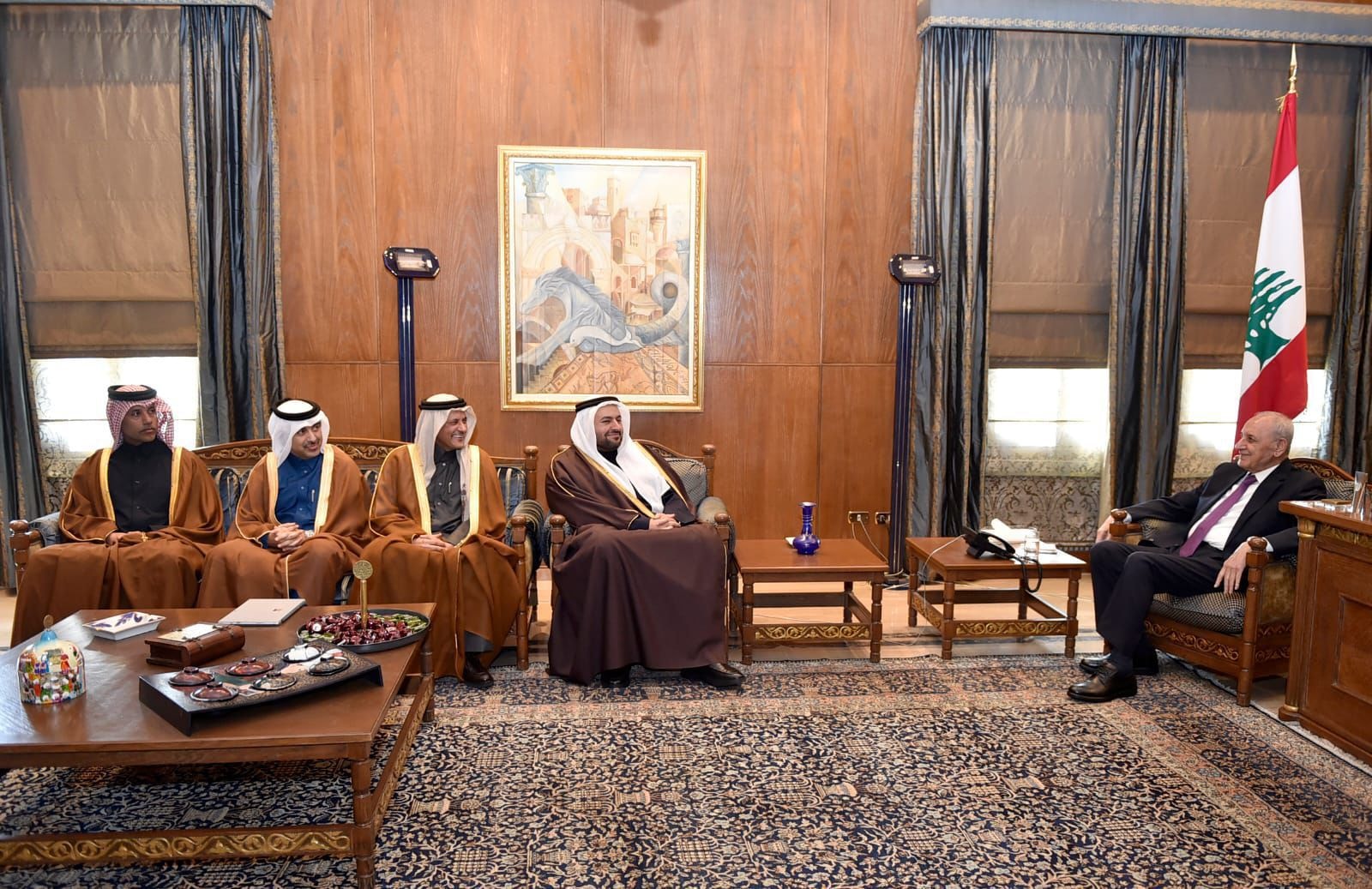 الوفد القطري خلال لقائه رئيس مجلس النواب (وطنية)