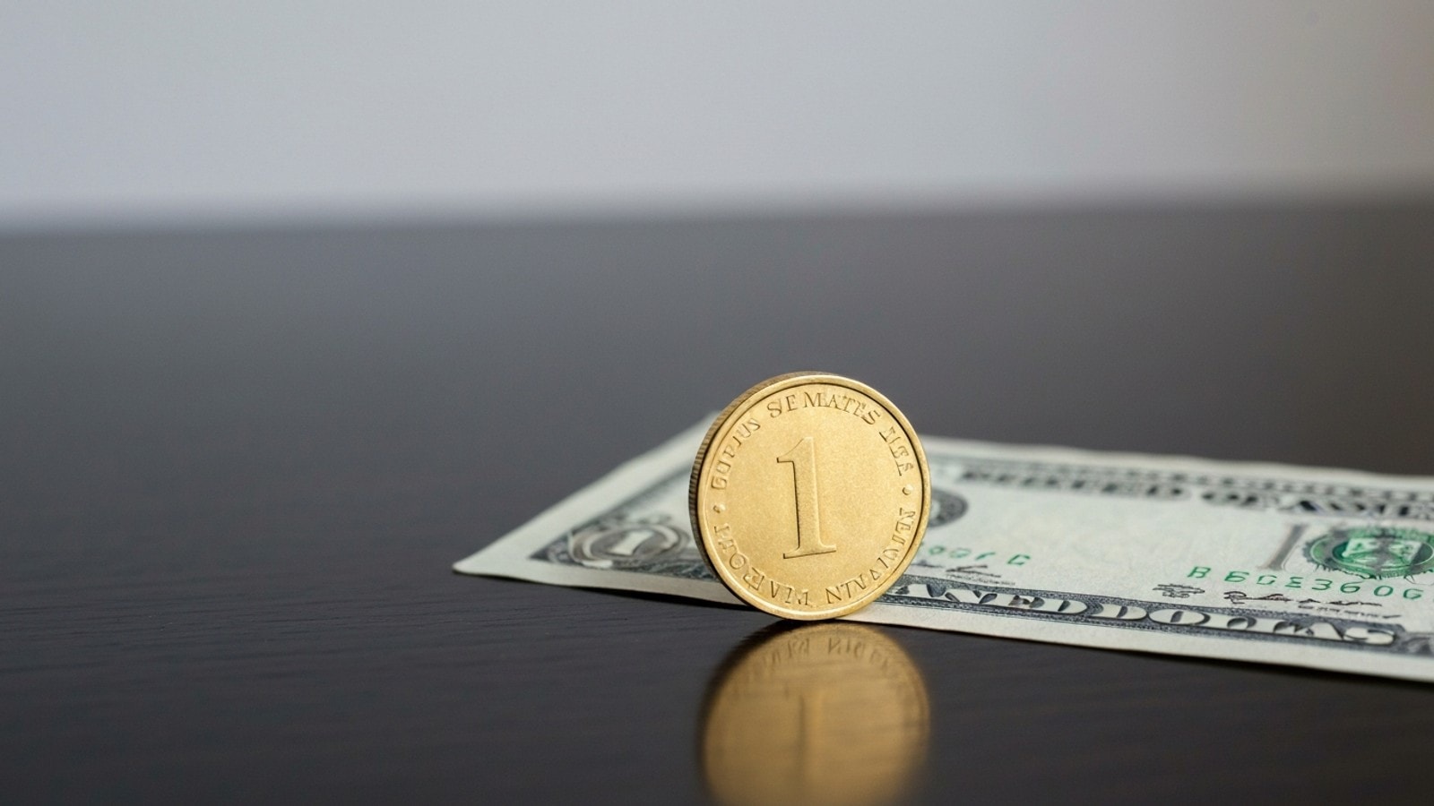 Gold Prices Dip Amidst Dollar Rebound, Federal Reserve Policy Outlook