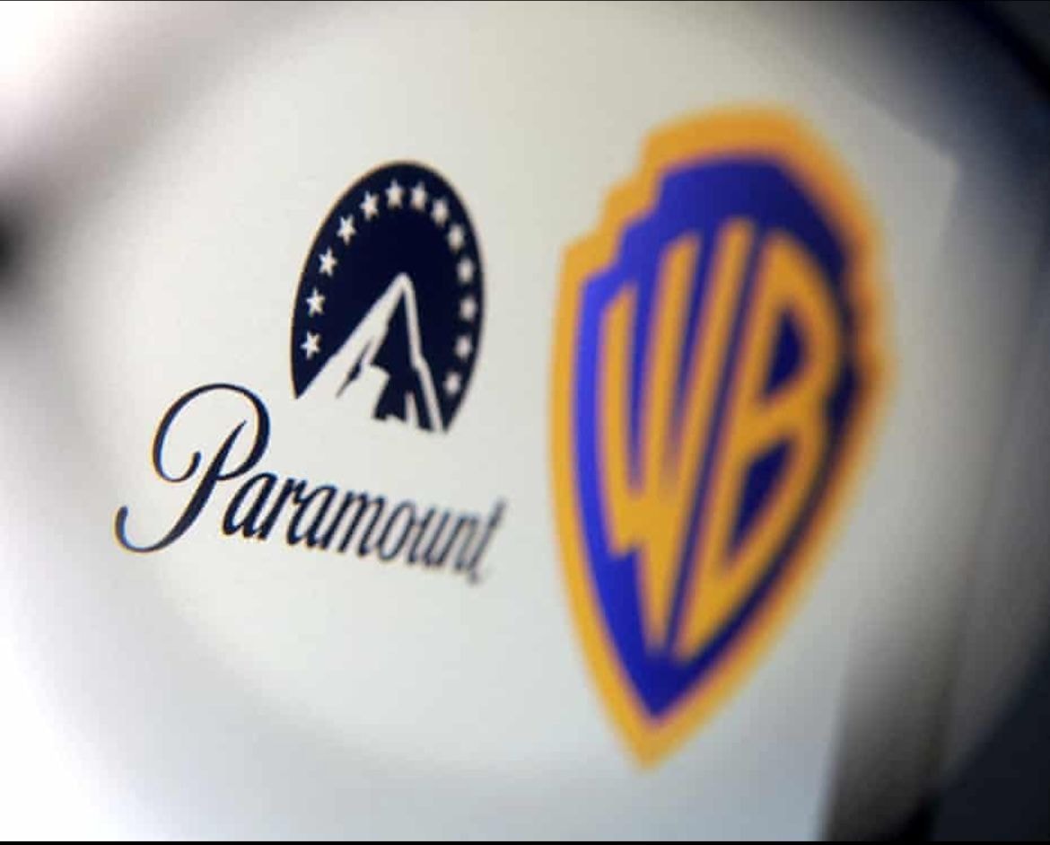 صورة شعار وارنر براذرز وباراماونت، تعبيرًا عن مفاوضات البيع الحالية بين الشركتين في وول ستريت، فبراير 2026