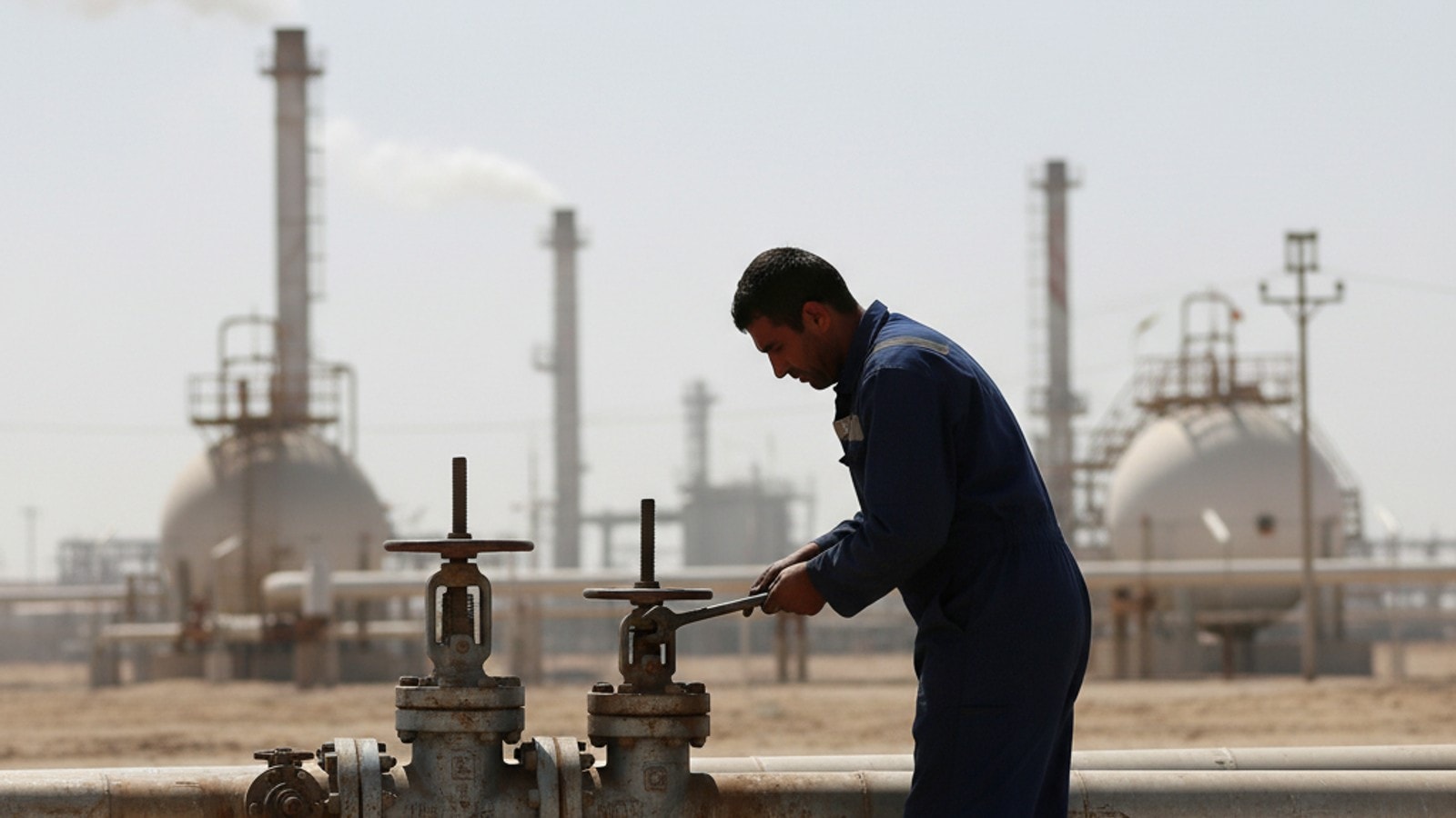 Gold Prices Plummet Amid Rising Oil Prices and Geopolitical Tensions