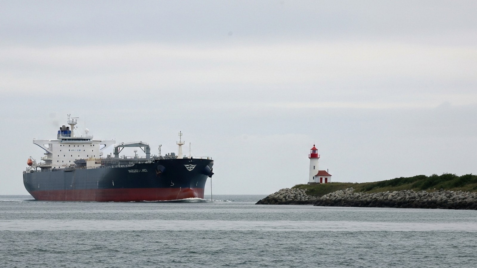 Chinese-Operated Tankers Navigate Red Sea After Unusual Pause, Highlighting Strategic Corridor