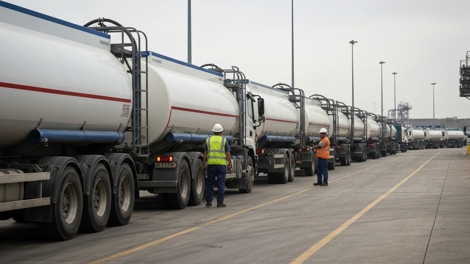 Fuel Prices Defy Crude Drop, Stoke Inflation Fears Amid Supply Crunch