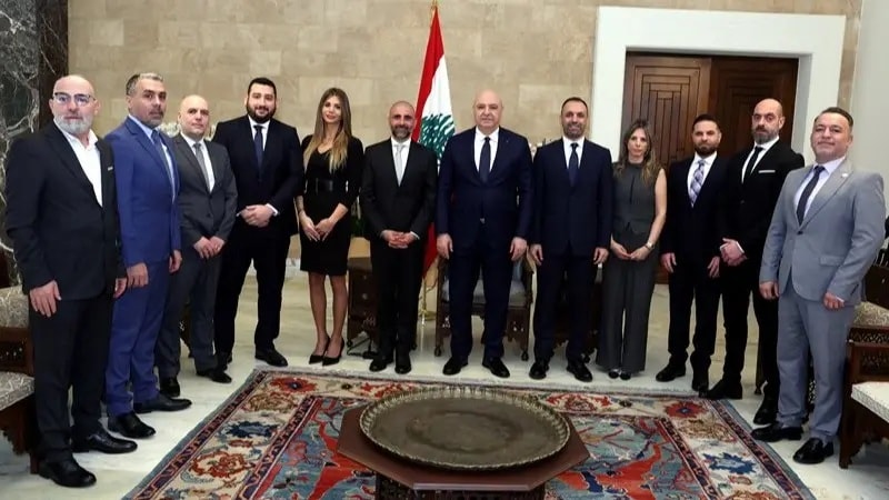 الرئيس العماد جوزيف عون يتوسط وفد نقابة موظفي ومستخدمي شركتي الاتصالات الخلوية في بعبدا.