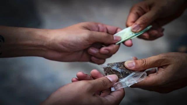 توقيف مروج مخدرات بالجرم المشهود