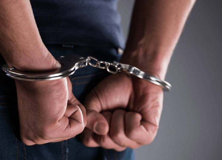 جواز سفر ومسدسين