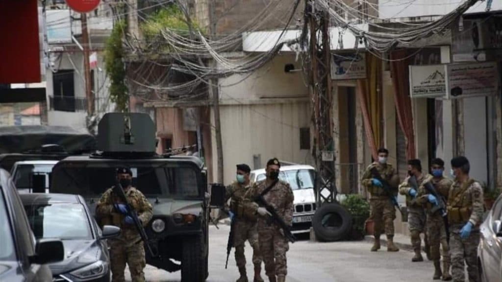 الجيش يوقف مطلوبين ويصادر عتاداً خلال مداهمات واسعة في حيّ الشراونة – بعلبك