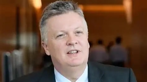 بيل يقر بضعف التضخم ويحذر من تأثير الصدمات الهيكلية