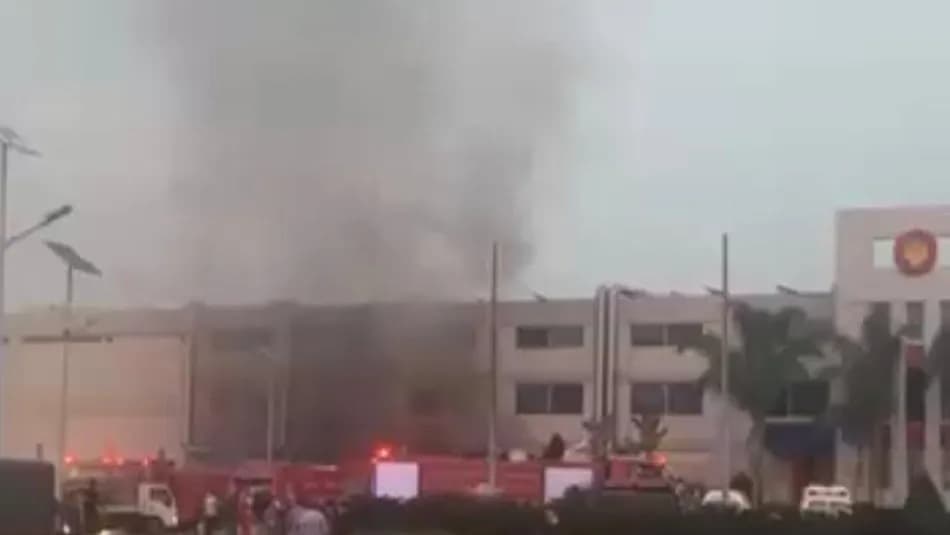 3 ضحايا في حريق كبير داخل معمل “هوا تشيكن” بين أنفه وشكا