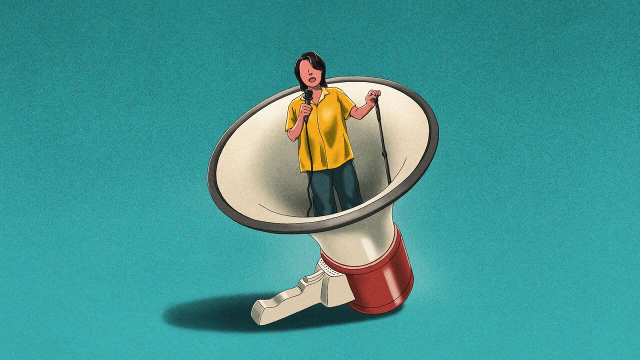 كوميديا على حافة الخطر: كيف يزدهر الستاند-أب في قبضة الرقابة الصينية