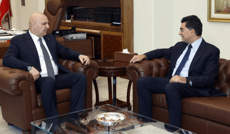 رئيس الجمهورية اللبناني جوزيف عون مع وزير الإعلام المحامي د. بول مرقص (الوكالة الوطنية)