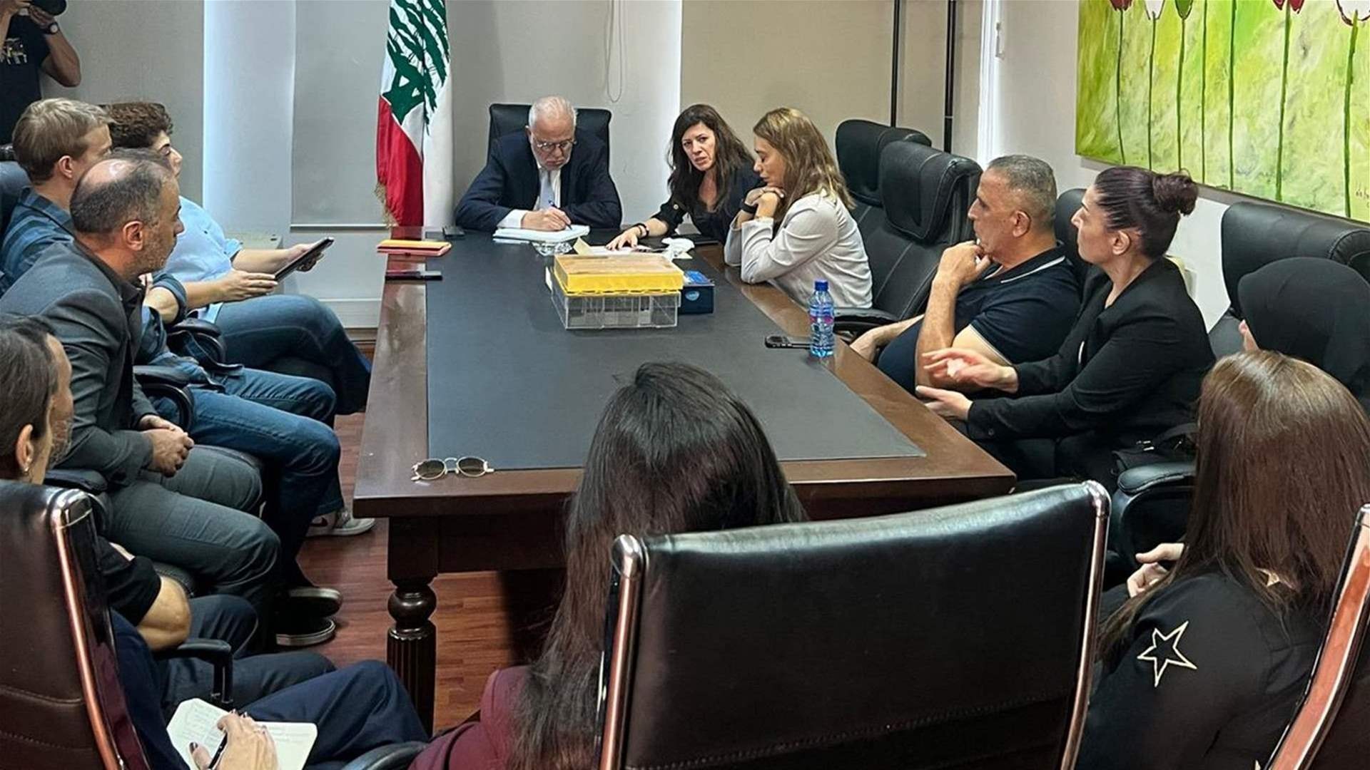 وزير العدل عادل نصّار يستمع لمطالب أهالي الصحافيين المتضرّرين، بيروت، 21 تشرين الأول 2025