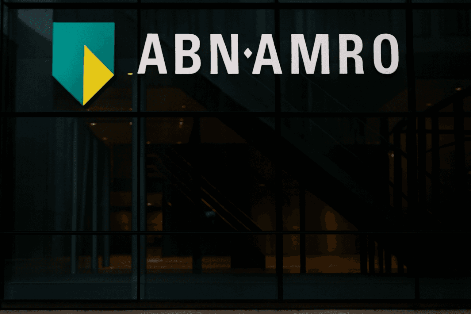 بنك ABN AMRO يعلن شطب 5,200 وظيفة ويستهدف رفع الأرباح