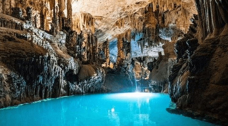 بلدية جعيتا توضح: ما جرى داخل المغارة لم يكن زفافًا بل إستقبالًا سياحيًا منظمًا