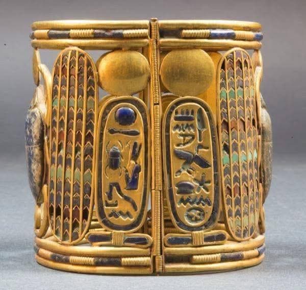 السوار الفرعوني الضائع يضع صحفيًا في مواجهة وزير السياحة المصري