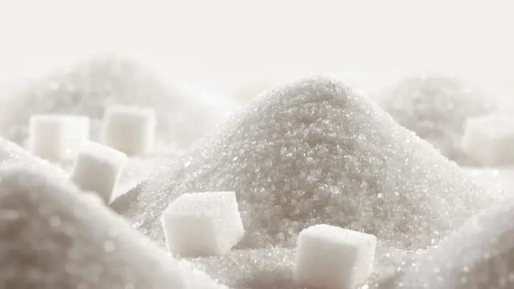 السكر الخام يتراجع إلى أدنى مستوى منذ خمس سنوات وسط توقع فائض عالمي