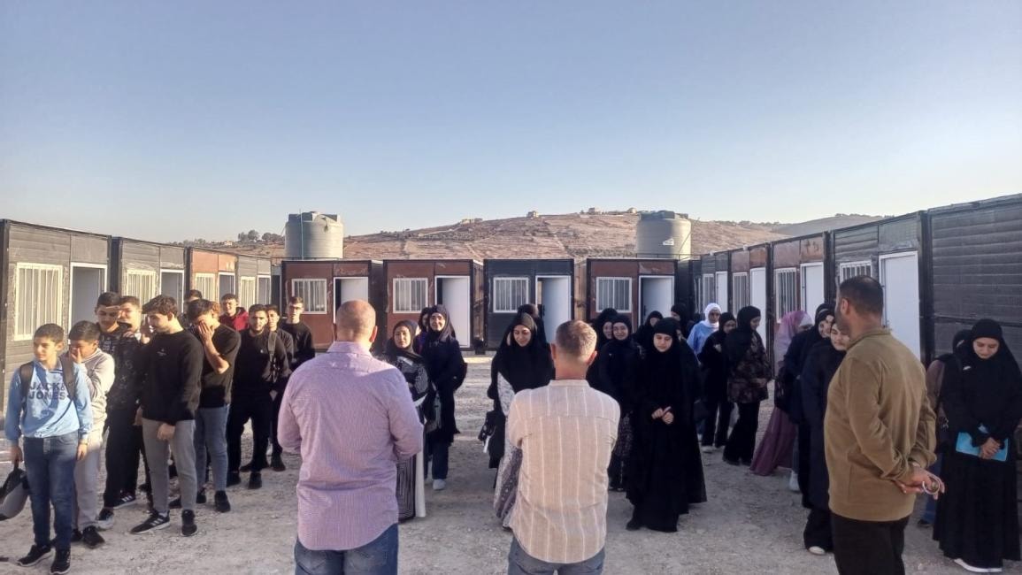 طلاب إحدى ثانويات في ميس الجبل (الإنترنت)