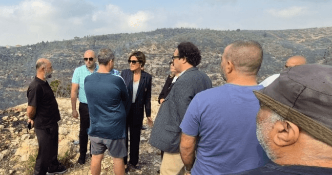 الوزيرة الزين تتفقد حرائق إقليم الخروب وتدعو إلى دعم الدفاع المدني