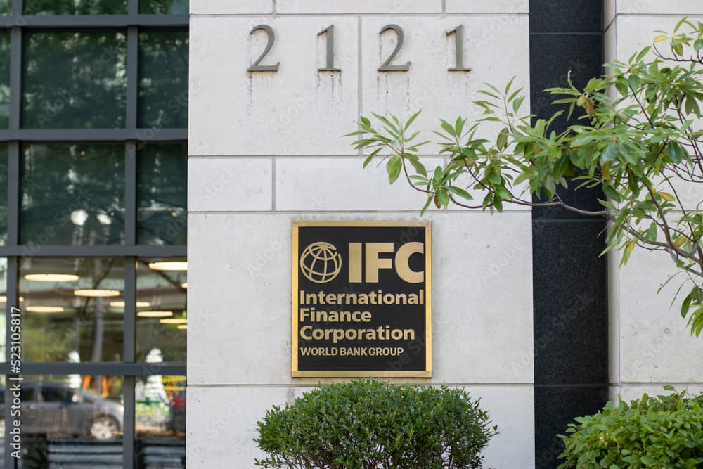 لبنان يوقّع خمس اتفاقيات مع IFC ويطلق إشارات إيجابية للسوق
