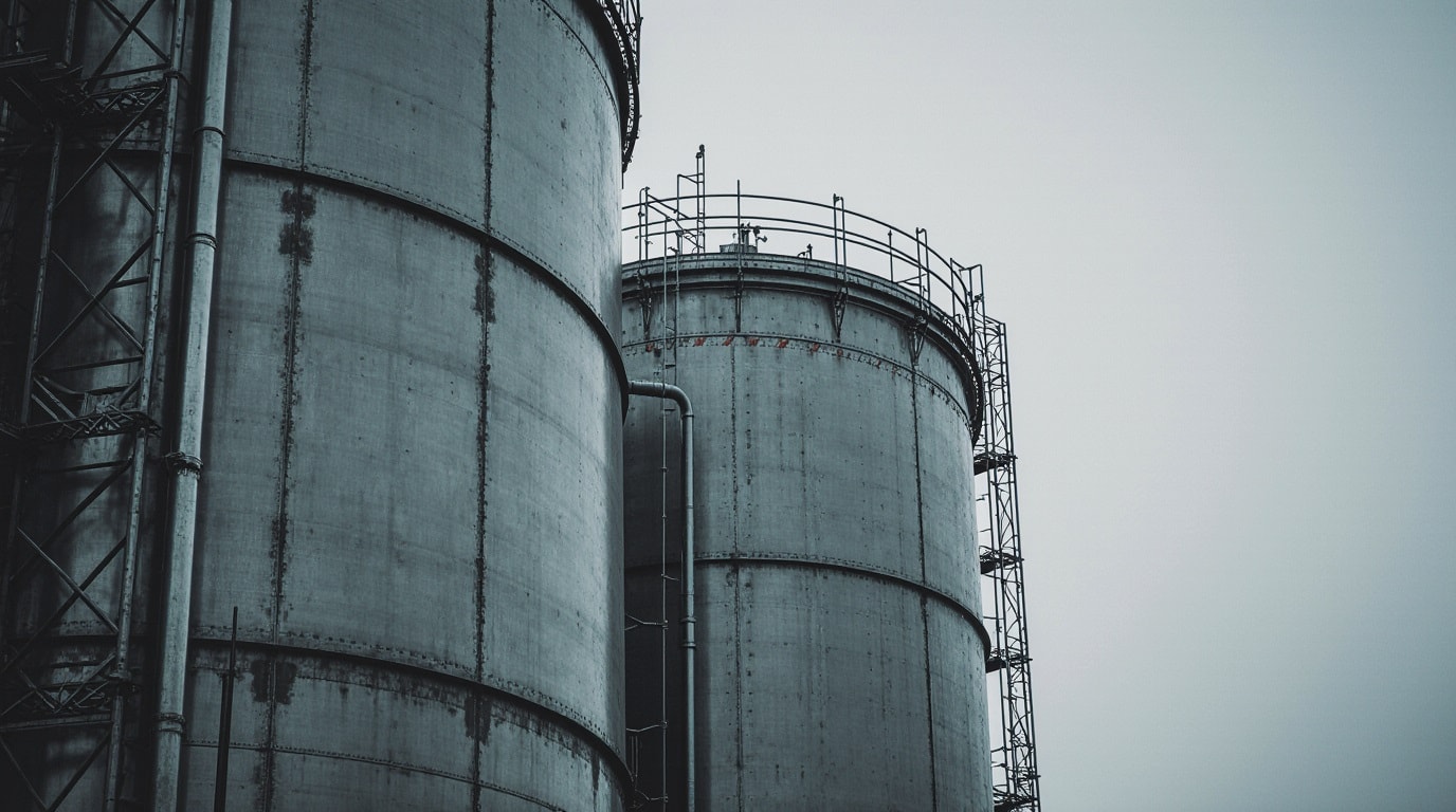 أسعار النفط تشهد ارتفاعا بدعم من المخزونات الأميركية