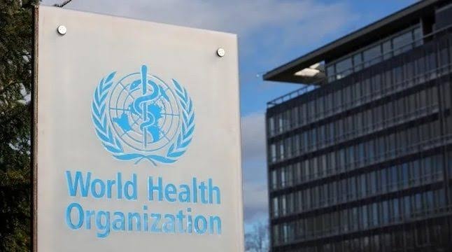 شعار منظمة الصحة العالمية أمام مقرها الرئيسي في مدينة جنيف السويسرية.
