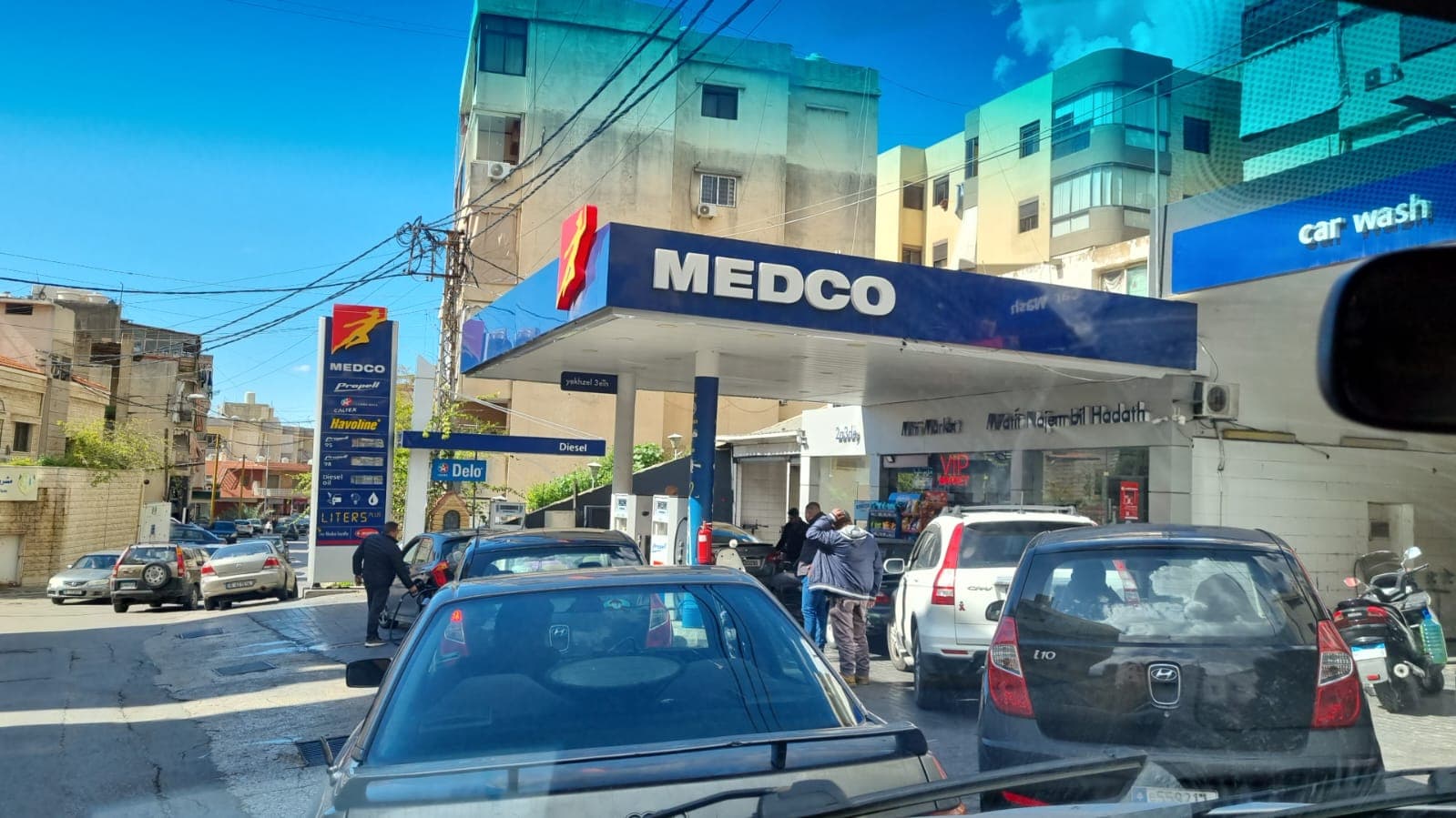 تهافت على محطات الوقود في لبنان والحكومة تطمئن: لا أزمة محروقات