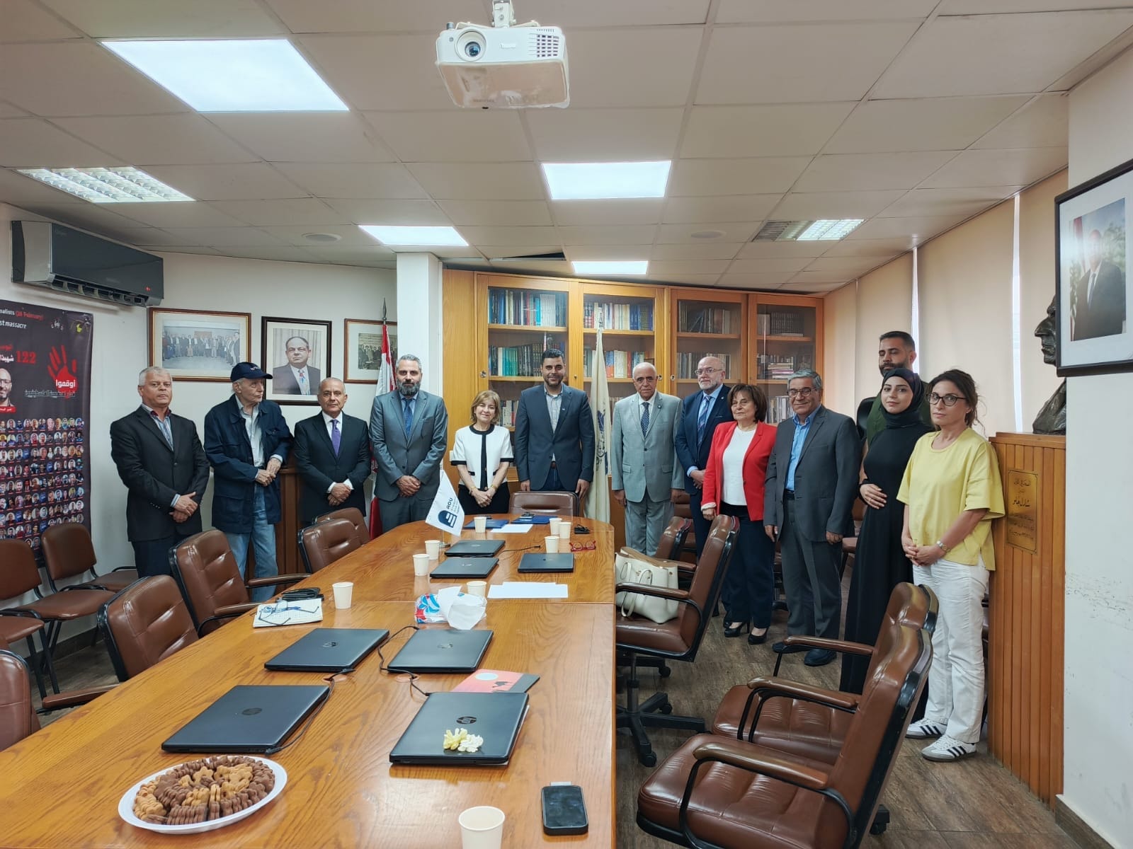 صورة جماعية لأعضاء النقابة وفريق الجامعة العربية المفتوحة